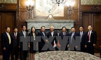 Vizeparlamentspräsident Uong Chu Luu besucht das Unterhaus und den Senat Japans
