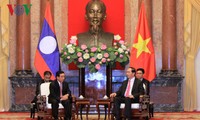 Staatspräsident Tran Dai Quang trifft Vize-Staatspräsident Laos Phankham Viphavanh