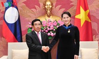Parlamentspräsidentin Nguyen Thi Kim Ngan trifft den laotischen Vize-Staatspräsidenten 