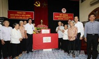 Nguyen Phu Trong überreicht Geschenke an Menschen mit verdienstvollen Leistungen in Hanoi