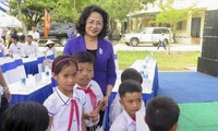 Dang Thi Ngoc Thinh überreicht Geschenke an Familien der Menschen mit Verdiensten