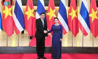 Nguyen Thi Kim Ngan führt Gespräche mit Pornpetch Wichitcholchai 