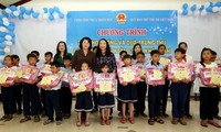 Vize-Staatspräsidentin Dang Thi Ngoc Thinh überreichen Geschenke an bedürftige Kinder