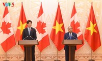 Nguyen Xuan Phuc führt Gespräch mit seinem kanadischen Amtskollegen