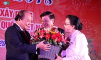 Premierminister Vietnams und Laos feiern das Tetfest mit der vietnamesischen Gemeinschaft 