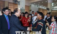 Der Premierminister überreicht Geschenke an arme Menschen und Arbeitnehmer in Dak Lak