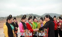 Tong Thi Phong feiert das Tetfest mit Angehörigen der ethnischen Minderheiten in Son La