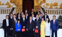 Premierminister Nguyen Xuan Phuc trifft Singapurs Investoren