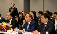Nguyen Xuan Phuc führt Dialog mit Singapurs führenden Unternehmen