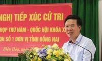 Politiker treffen Wähler in Bien Hoa