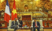 Stadtoberhaupt Nguyen Duc Chung empfängt den französischen Premierminister 