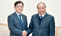 Premierminister Nguyen Xuan Phuc hofft auf Erweiterung der Produktion in Vietnam durch Samsung