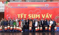 Der Leiter der Zentralpersonalabteilung der KPV überreicht Geschenke an Bergmänner in Quang Ninh