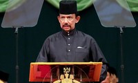 Bruneis Sultan Hassanal Bolkiah besucht Vietnam