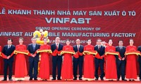Premierminister Nguyen Xuan Phuc nimmt an Feier zur Einweihung der Autofabrik Vinfast teil