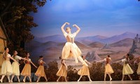 Aufführung des berühmten Ballettstücks “Giselle” auf der vietnamesischen Bühne
