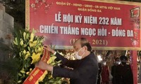 Premierminister Nguyen Xuan Phuc zündet Räucherstäbchen am Denkmal von Quang Trung – Nguyen Hue an