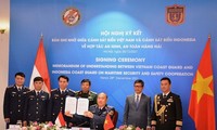 Zusammenarbeit zwischen Polizisten Vietnams und Indonesiens in Seefahrtsicherheit und –freiheit