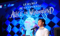 Inszenierung des Musicals “Alice in Wonderland” für Jugendliche