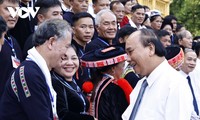 Staatspräsident Nguyen Xuan Phuc trifft ausgezeichnete Vertreter der ethnischen Minderheiten der Provinz Cao Bang