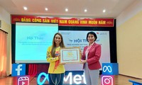 Nationales olympisches Komitee Vietnams überreicht Sportlerin Vu Phuong Thanh Loburkunde