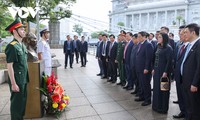 Premierminister Pham Minh Chinh legt Kranz an der Ho Chi Minh-Statue in Singapur nieder