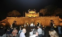 Literaturtempel und Thang Long-Zitadelle in der Nacht erleben
