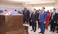 Parlamentspräsident Vuong Dinh Hue besucht Santiago de Cuba