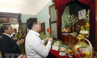 Parlamentspräsident Vuong Dinh Hue zündet Räucherstäbchen zu Ehren des Präsidenten Ho Chi Minh an