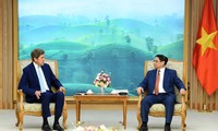 Premierminister Pham Minh Chinh empfängt den Klima-Sonderbeauftragten des US-Präsidenten, John Kerry