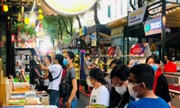 Zahlreiche interessante Aktivitäten zum Tetfest auf Bücherstraße in Ho-Chi-Minh-Stadt 