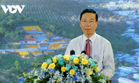 Staatspräsident Vo Van Thuong nimmt am Frühlingsfest der Grenzsoldaten und Dorfbewohner teil