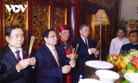 Premierminister Pham Minh Chinh zündet Räucherstäbchen zu Ehren der Hung-Könige an