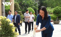 Vo Thi Anh Xuan zündet Räucherstäbchen in historischer Gedenkstätte des Kon-Tum-Gefängnisses an