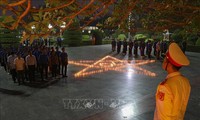 Kerzen zum Gedenken der Helden und gefallenen Soldaten anzünden