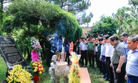 Premierminister Pham Minh Chinh zündet Räucherstäbchen zu Ehren des Generals Vo Nguyen Giap und gefallener Soldaten