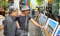 Fotoausstellung über Inselgruppe Truong Sa und Wachturm