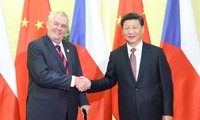 中国国家主席习近平开始对捷克进行国事访问