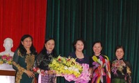 越南国会主席阮氏金银会见槟知省历代女干部代表
