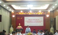 越南政府副总理王庭惠与越南社会保险总公司座谈