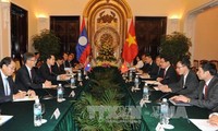 范平明同老挝外交部长沙伦赛•贡玛希举行会谈