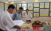 茶荣省举行“黄沙长沙归属越南：历史和法理证据”地图和资料展