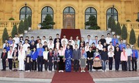 越南国家副主席邓氏玉盛会见老街省优秀少数民族青少年代表团