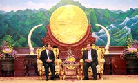 老挝人民革命党中央总书记、国家主席本扬会见越南国会副主席杜伯巳