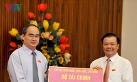 越南祖国阵线中央委员会主席阮善仁接收援助中部灾民的捐款