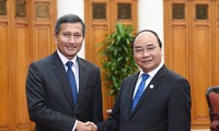 阮春福总理会见新加坡外长维文