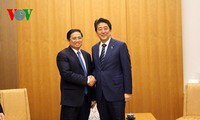 日本首相安倍晋三会见越共中央组织部部长范明正