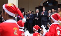 越南有关方面向天主教神职人员和信教群众致以圣诞祝贺