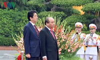 日本首相安倍晋三及夫人圆满结束对越南的正式访问