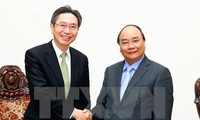 越南政府总理阮春福会见日本三菱东京日联银行总裁小山田隆